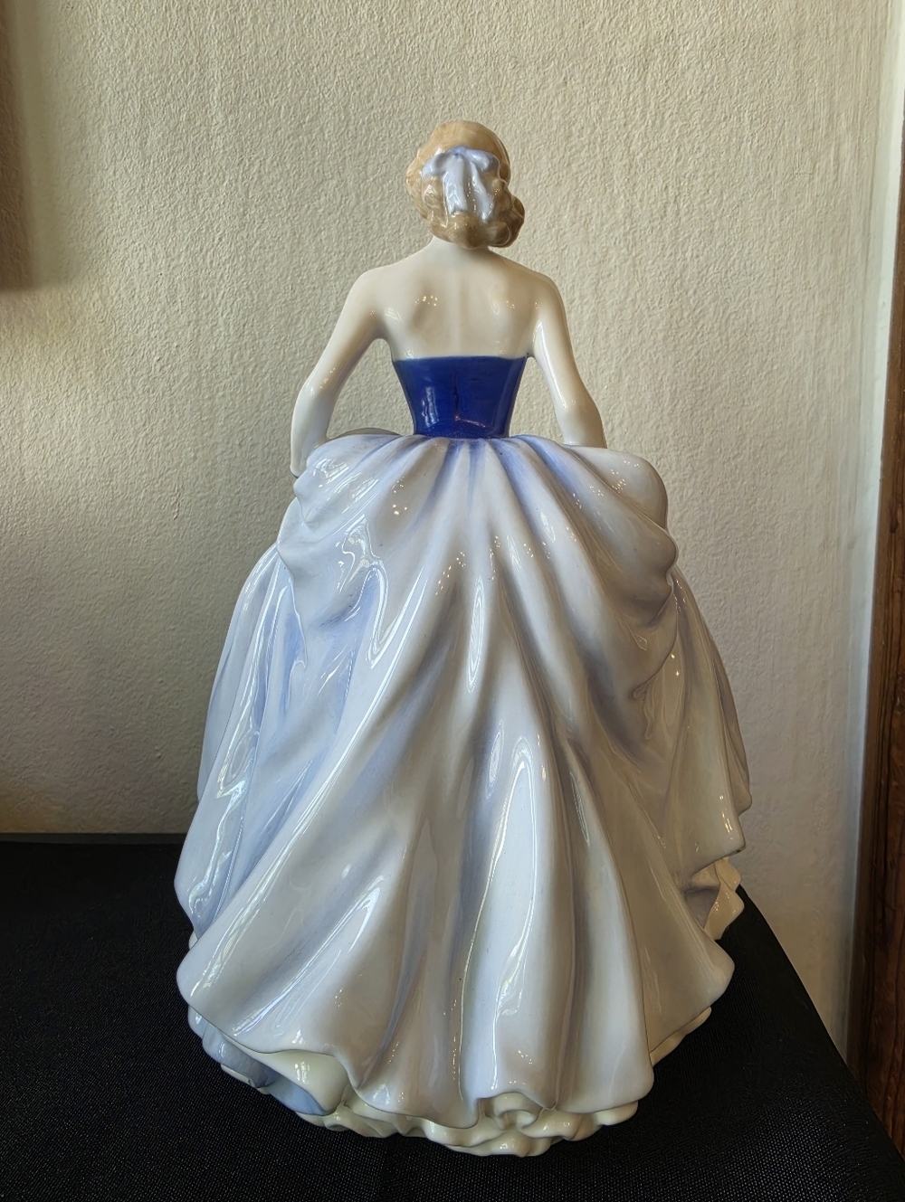 Royal Doulton Classics SUSAN HN 4532 Figurine of the year 2004 - Picture 2 of 3